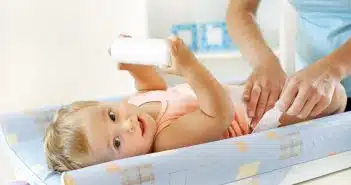 Soins à apporter aux fesses de bébé avec les couches