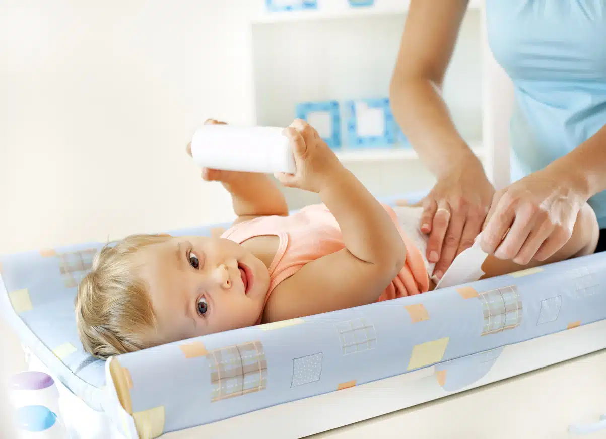 Soins à apporter aux fesses de bébé avec les couches