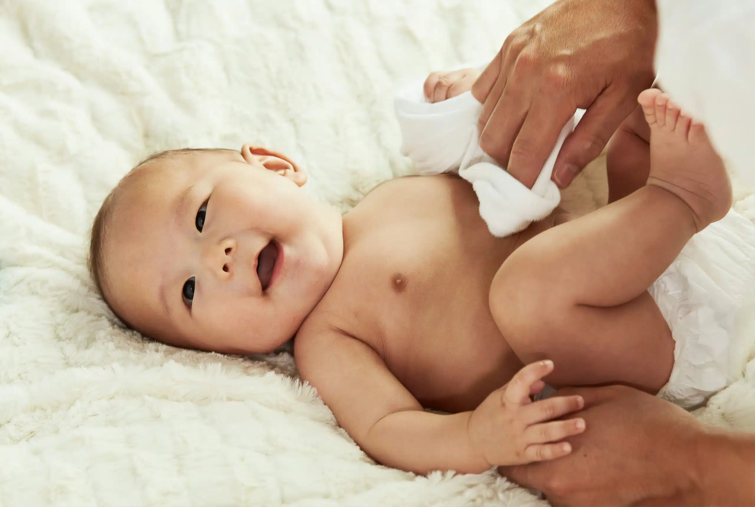 Soins à apporter aux fesses de bébé avec les couches 